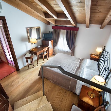Hotel Villa Malaspina Castel d'Azzano Esterno foto