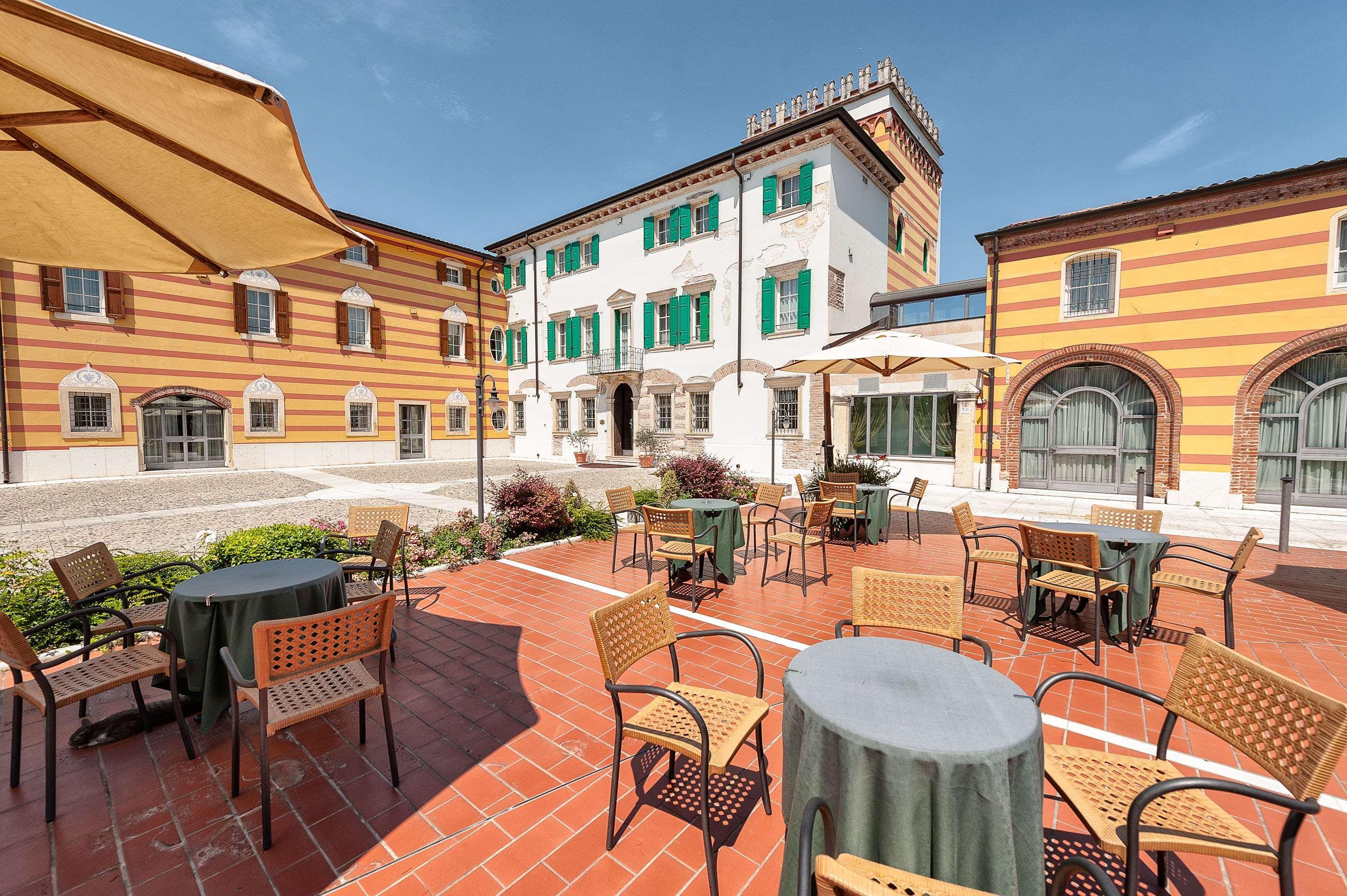 Hotel Villa Malaspina Castel d'Azzano Esterno foto