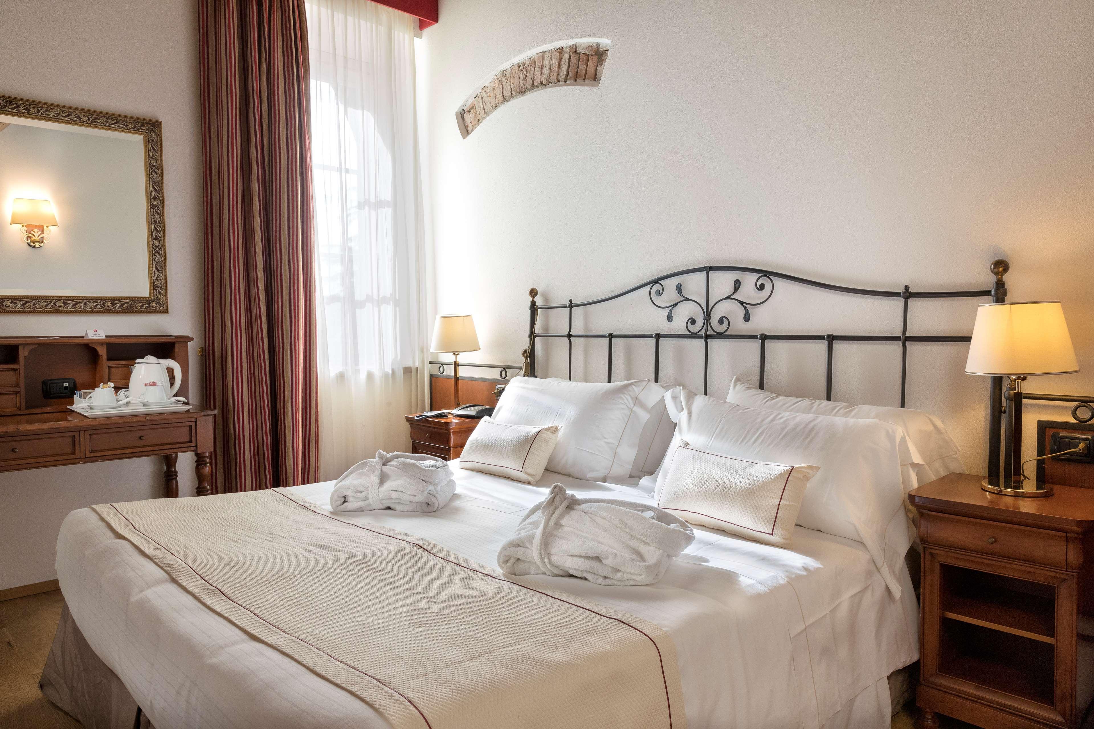 Hotel Villa Malaspina Castel d'Azzano Esterno foto