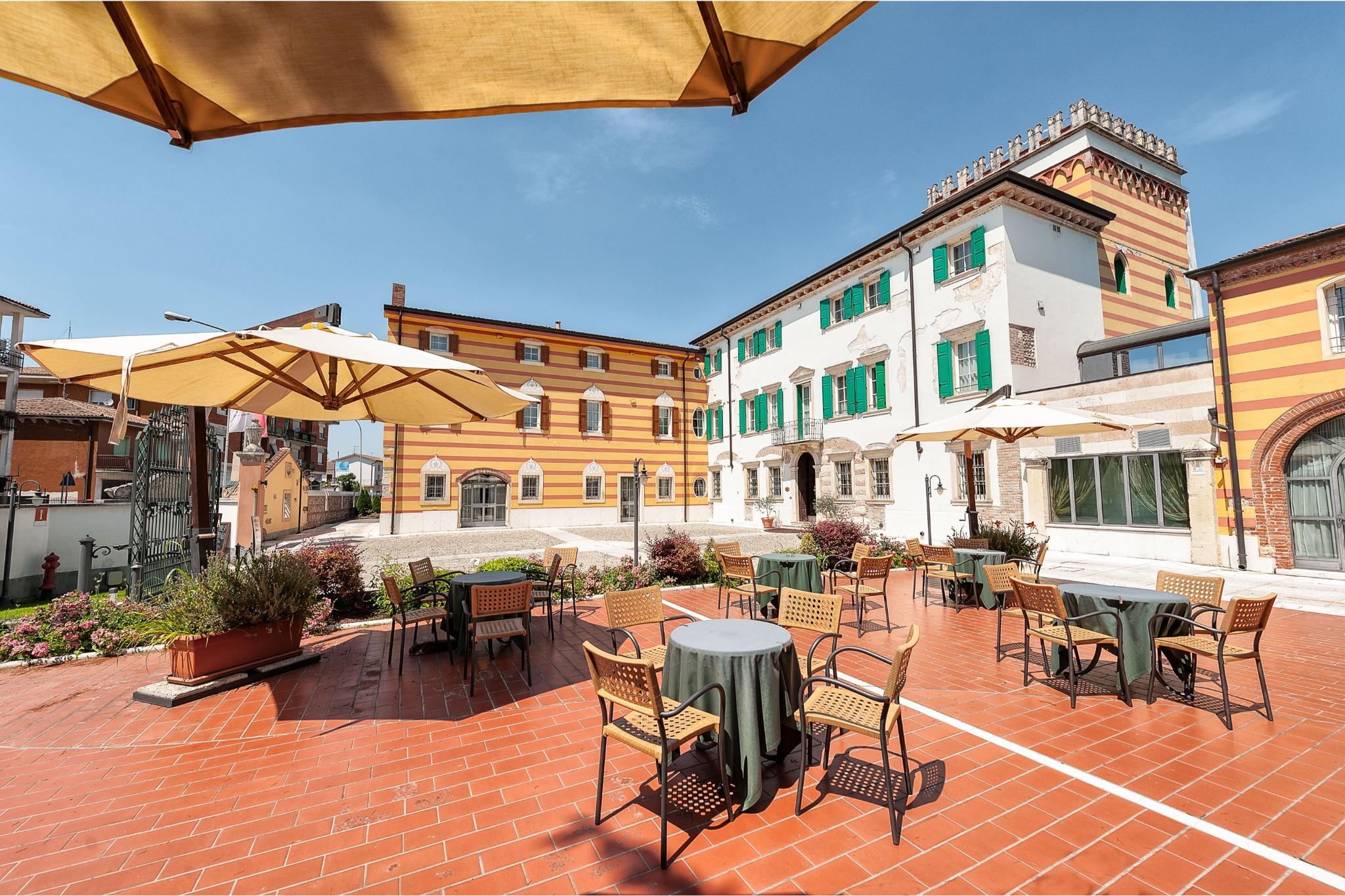 Hotel Villa Malaspina Castel d'Azzano Esterno foto
