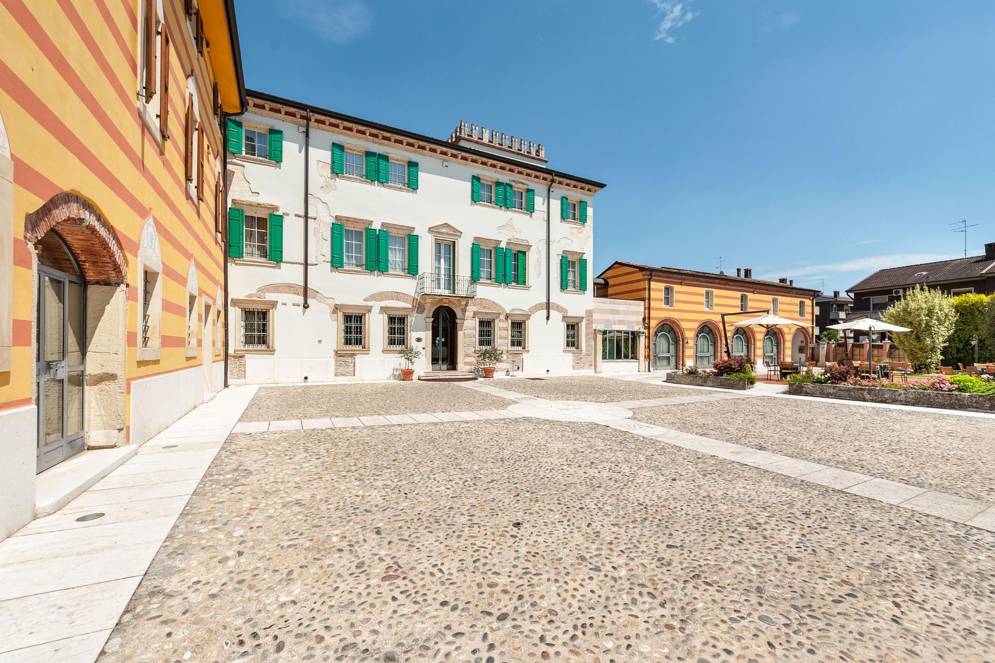 Hotel Villa Malaspina Castel d'Azzano Esterno foto