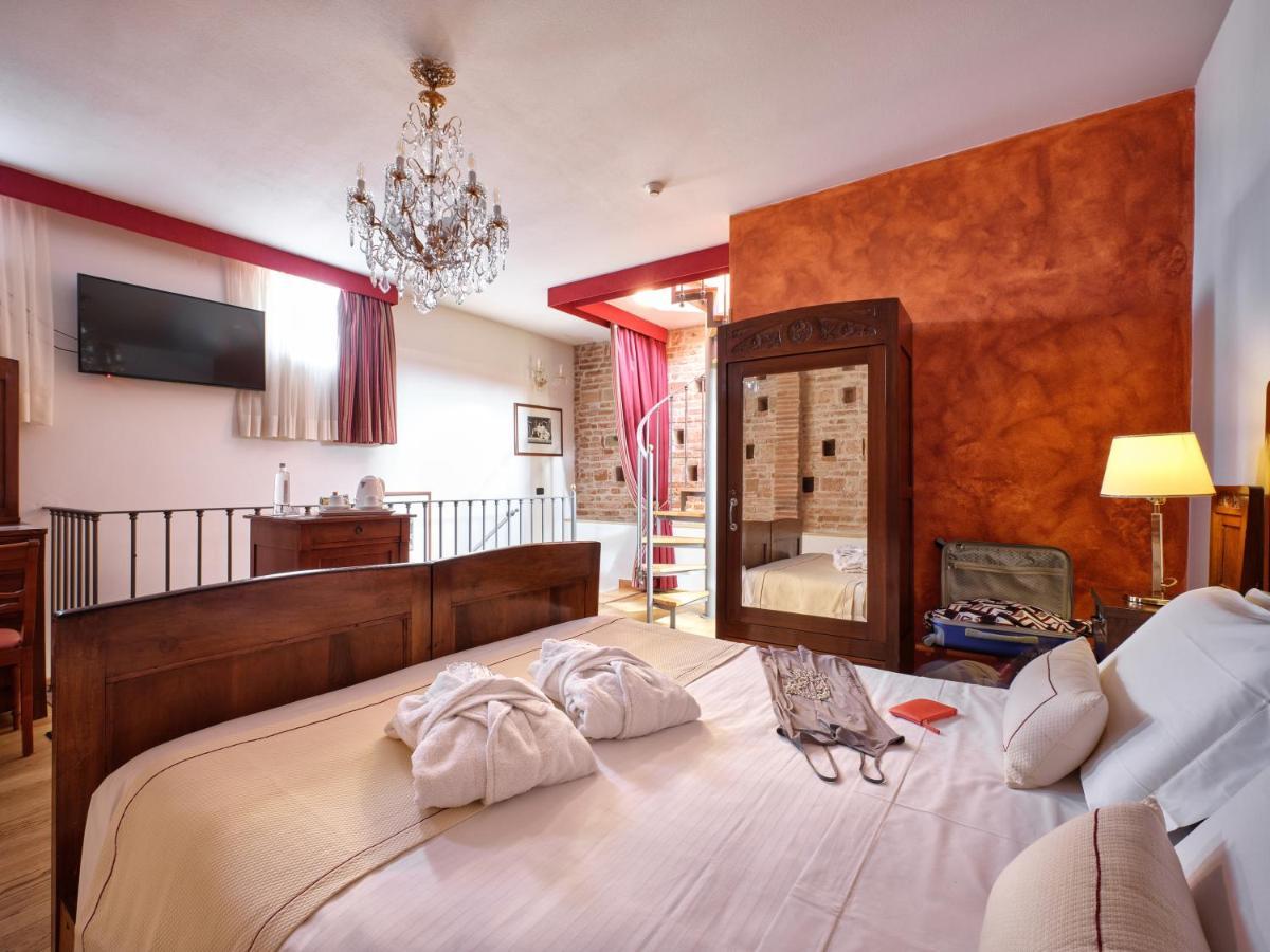 Hotel Villa Malaspina Castel d'Azzano Esterno foto