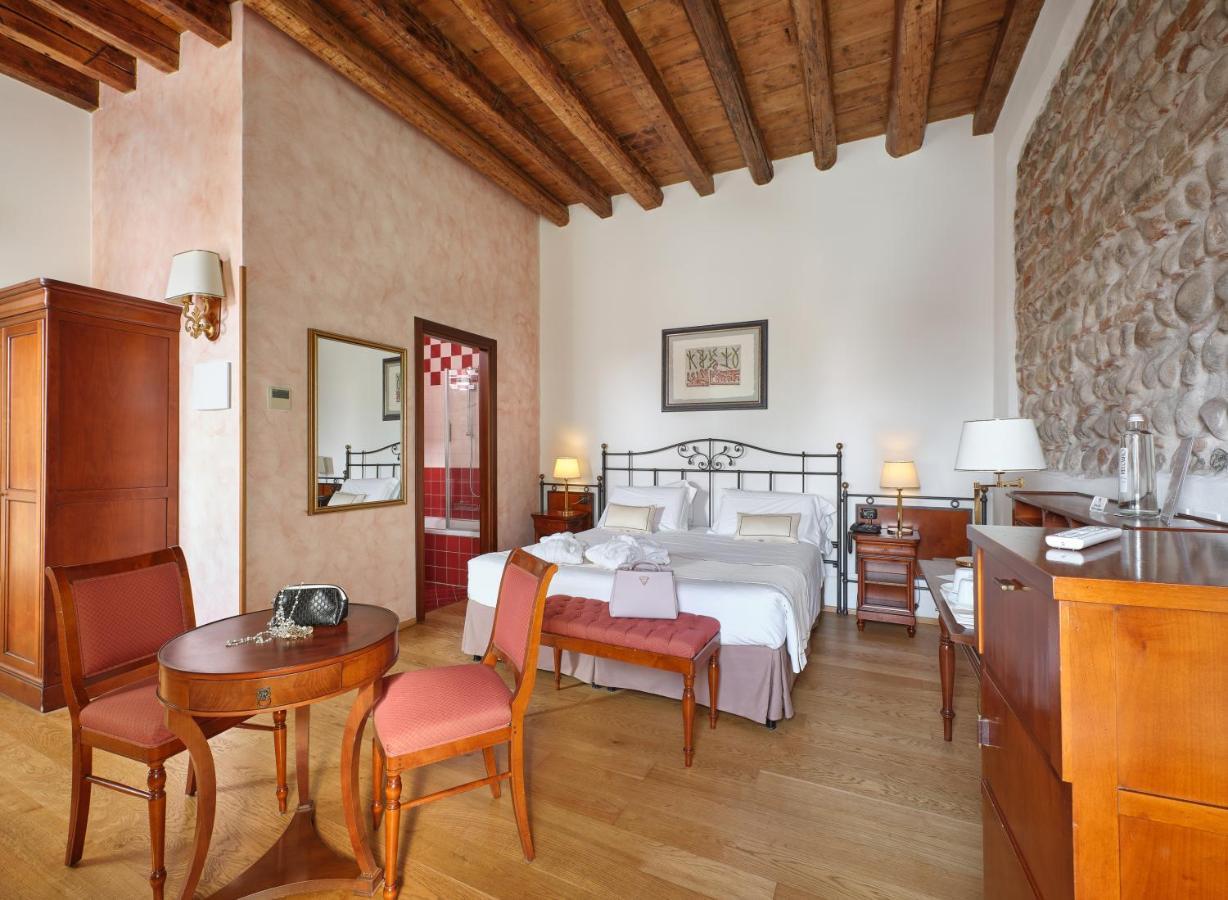Hotel Villa Malaspina Castel d'Azzano Esterno foto