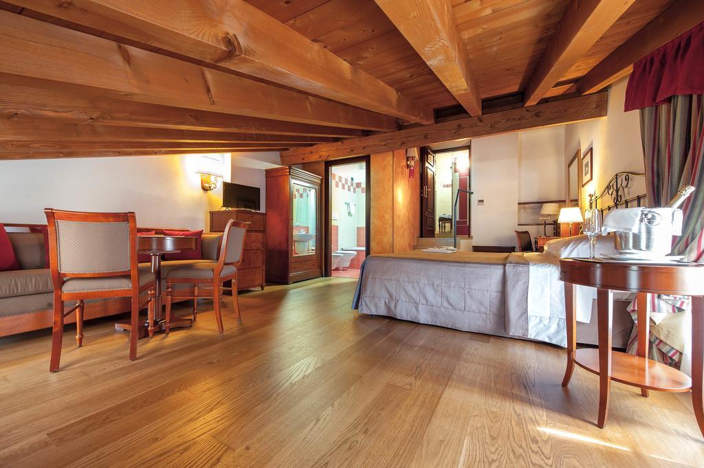 Hotel Villa Malaspina Castel d'Azzano Esterno foto