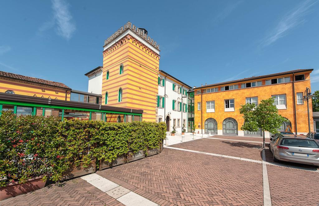 Hotel Villa Malaspina Castel d'Azzano Esterno foto