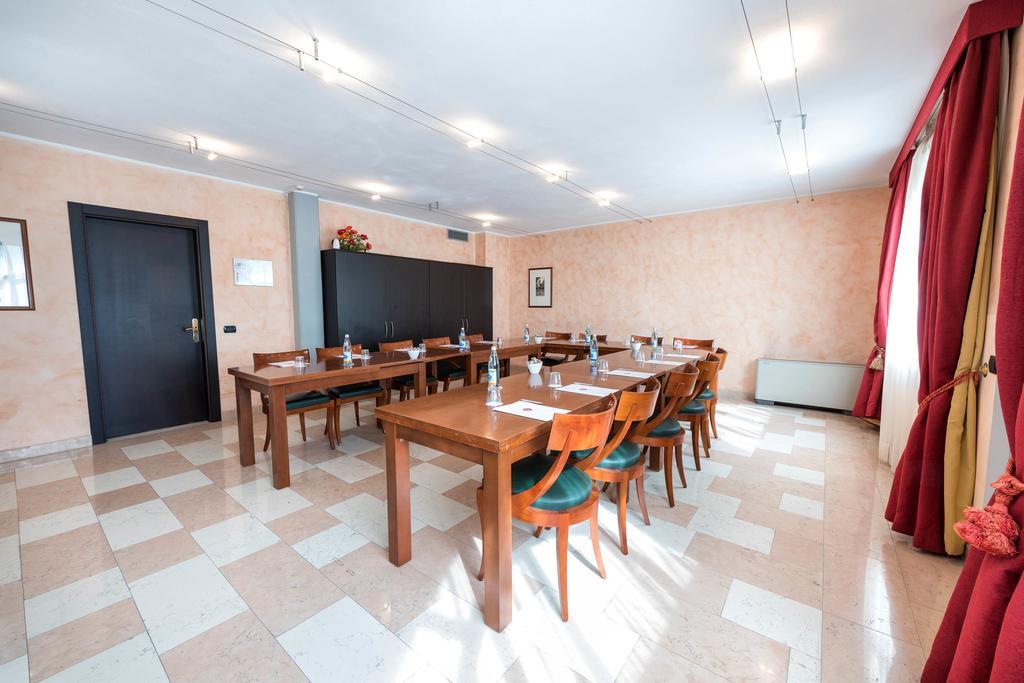 Hotel Villa Malaspina Castel d'Azzano Esterno foto