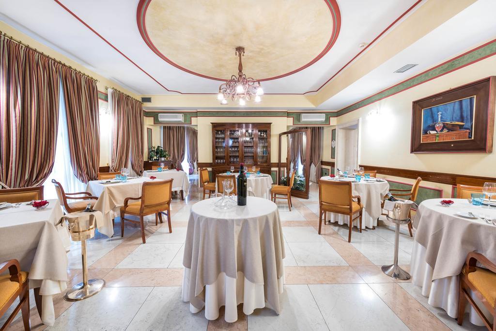 Hotel Villa Malaspina Castel d'Azzano Esterno foto