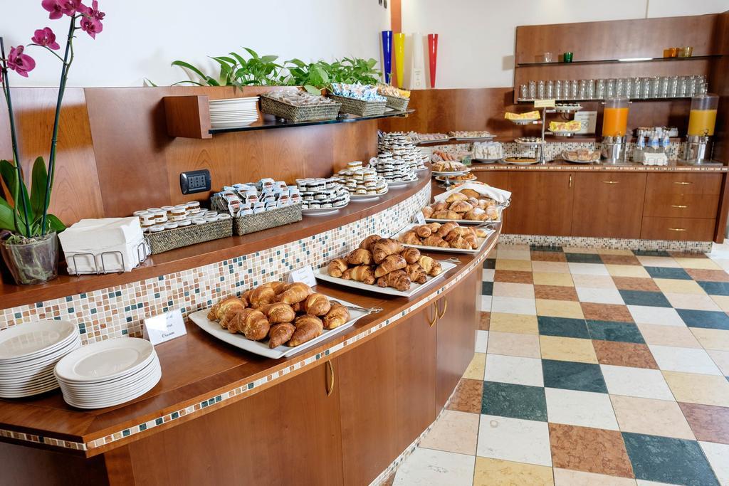 Hotel Villa Malaspina Castel d'Azzano Esterno foto