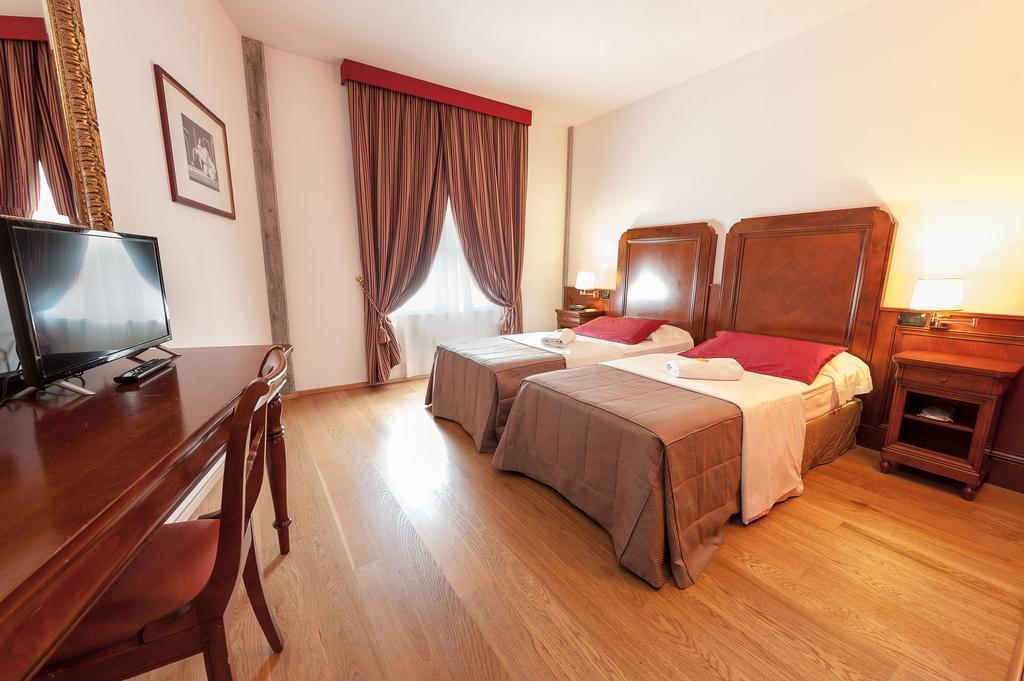 Hotel Villa Malaspina Castel d'Azzano Esterno foto