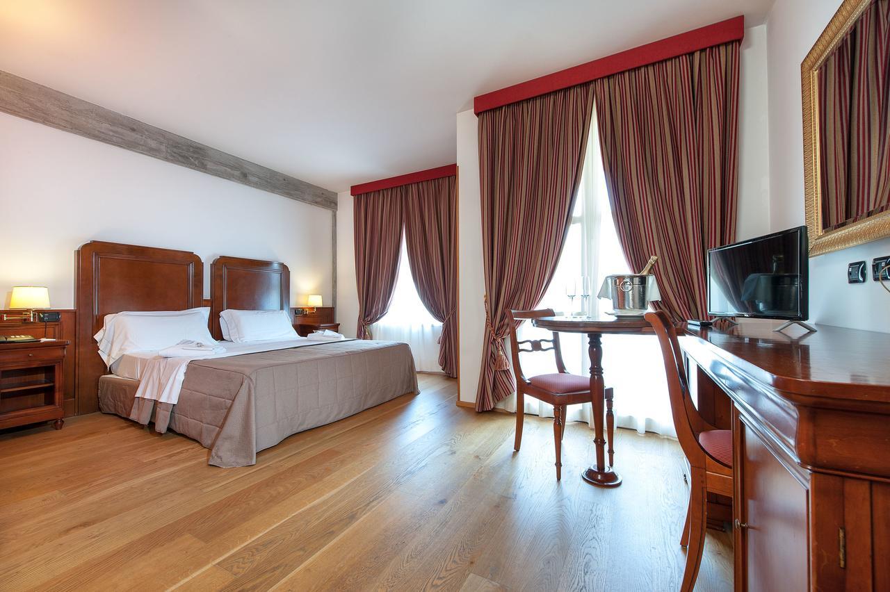 Hotel Villa Malaspina Castel d'Azzano Esterno foto