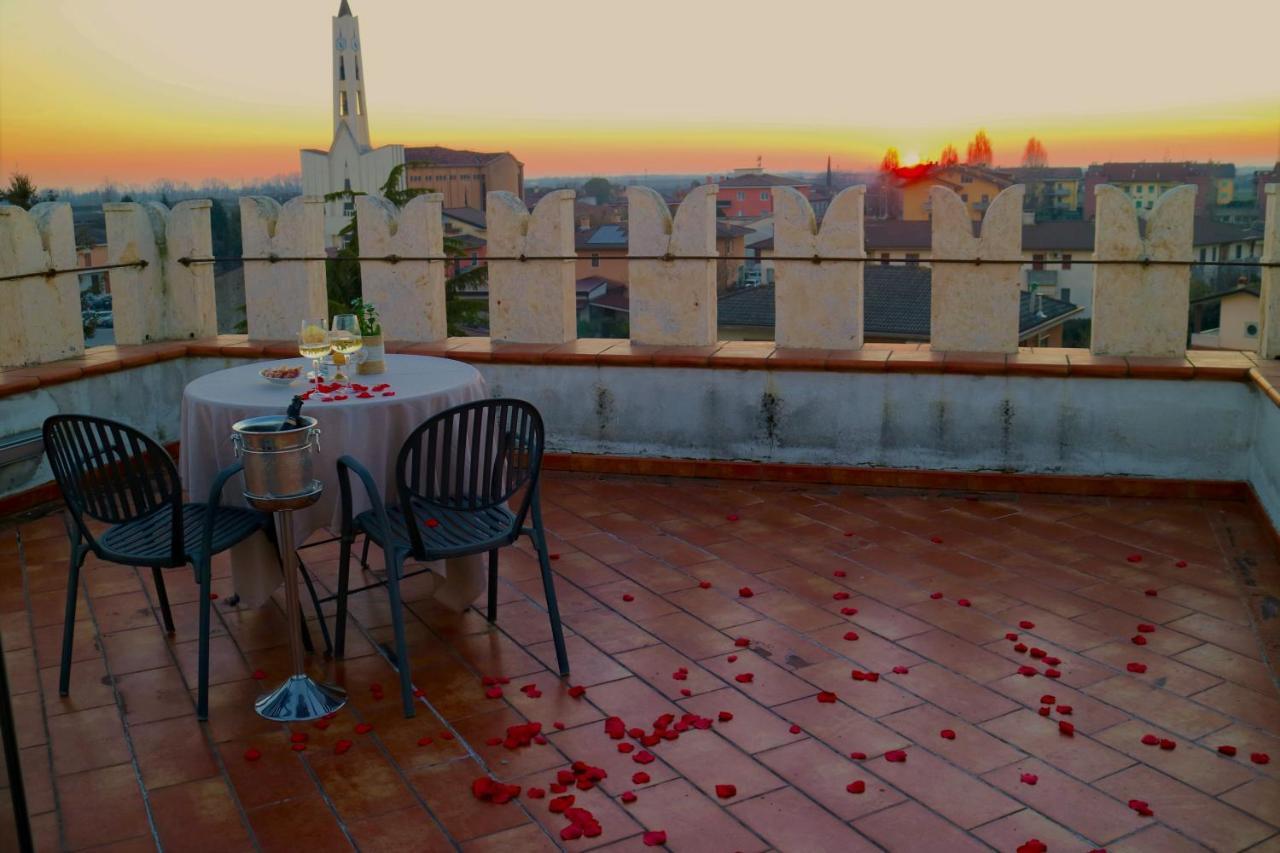Hotel Villa Malaspina Castel d'Azzano Esterno foto