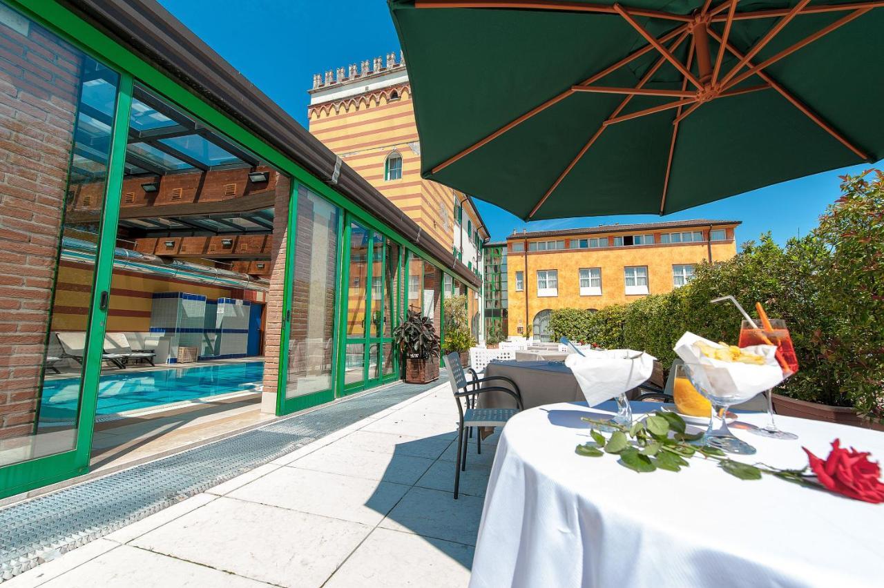 Hotel Villa Malaspina Castel d'Azzano Esterno foto