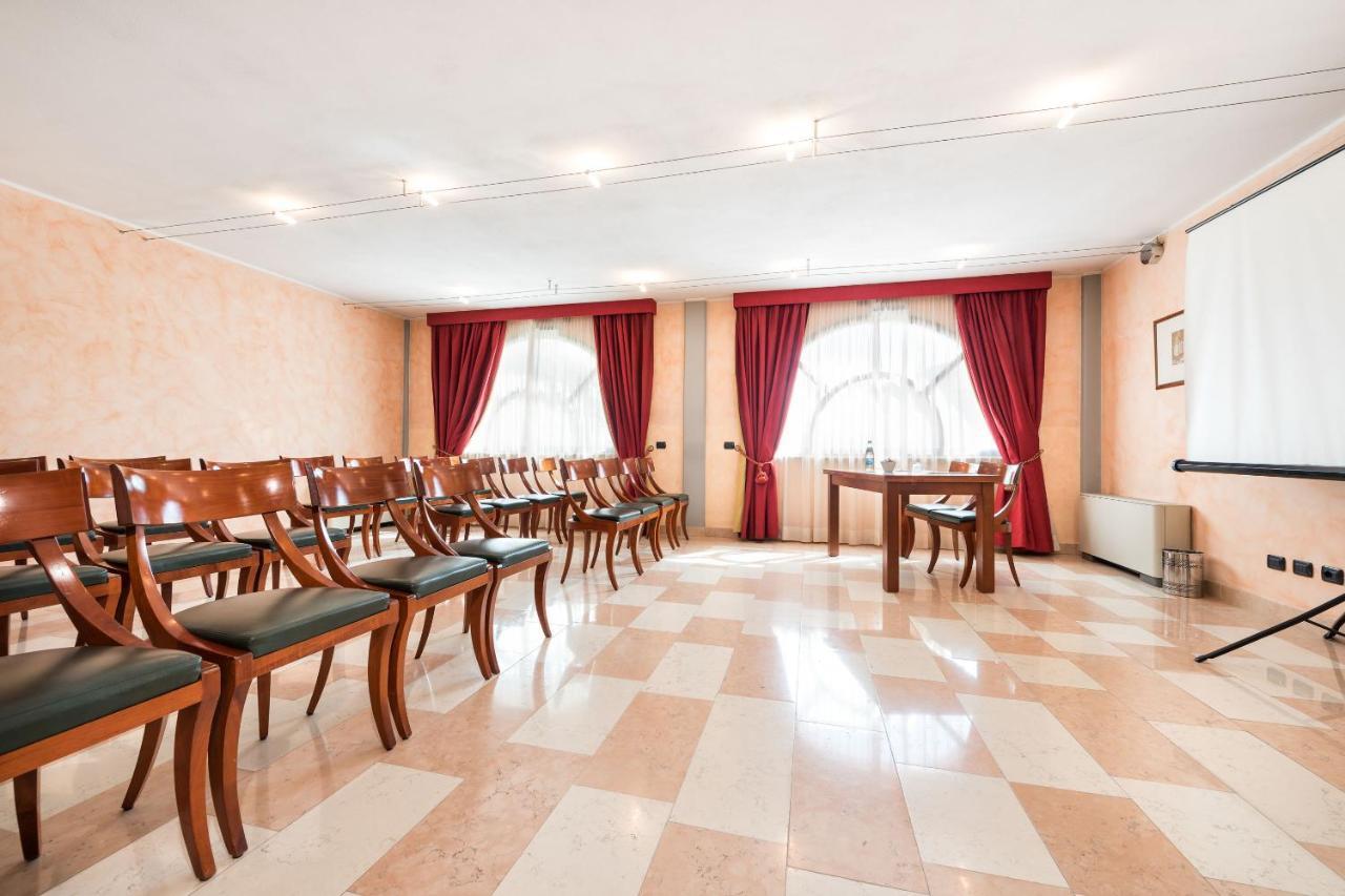 Hotel Villa Malaspina Castel d'Azzano Esterno foto