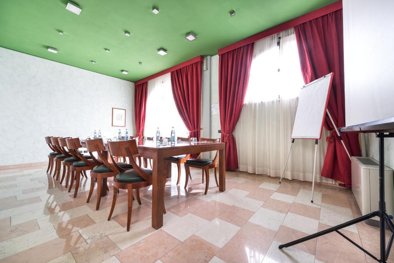 Hotel Villa Malaspina Castel d'Azzano Esterno foto