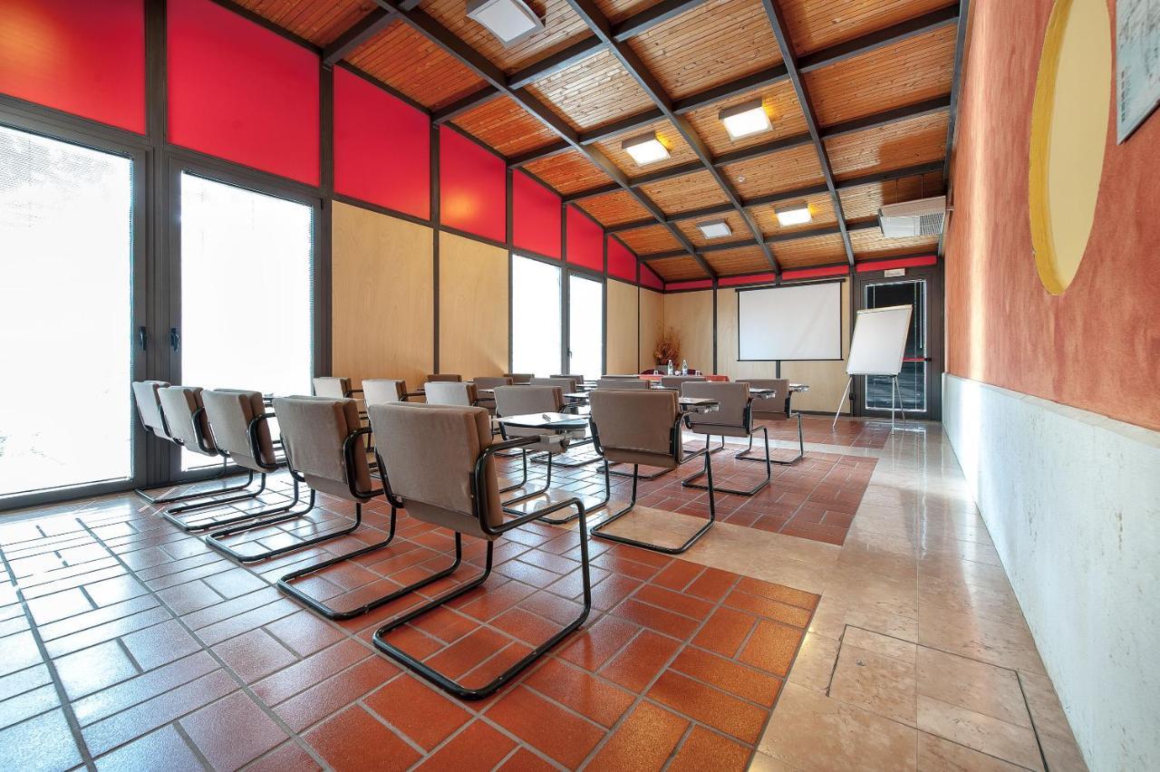 Hotel Villa Malaspina Castel d'Azzano Esterno foto
