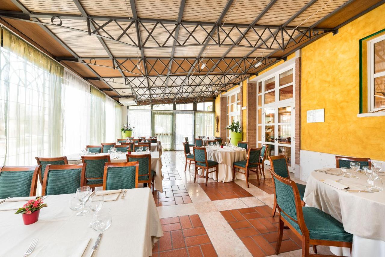 Hotel Villa Malaspina Castel d'Azzano Esterno foto